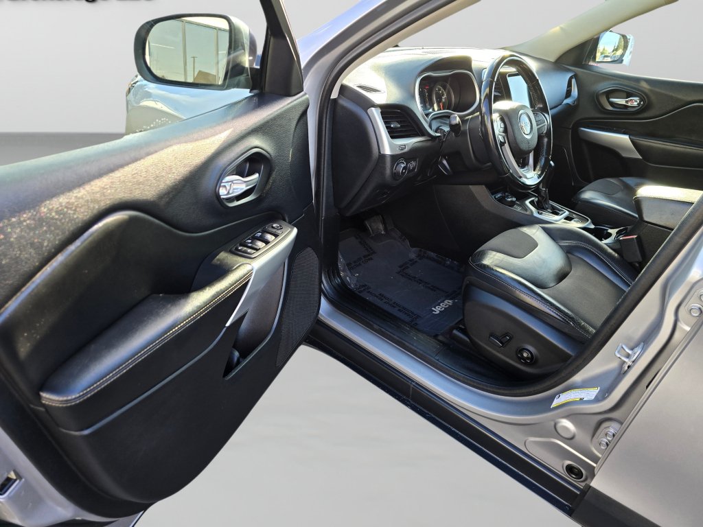 Used 2018 Jeep Cherokee Latitude Plus AWD/4WD image 21