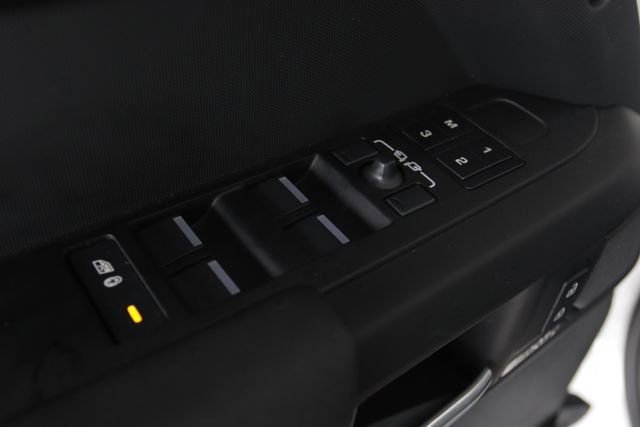 Used 2025 Land Rover Defender 110 X-Dynamic SE image 23