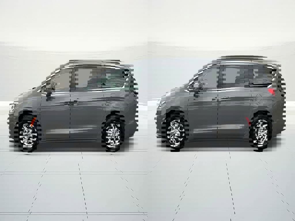 Used 2022 Chrysler Pacifica Touring-L image 2