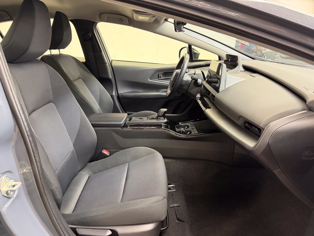 Used 2025 Toyota Prius LE FWD image 9