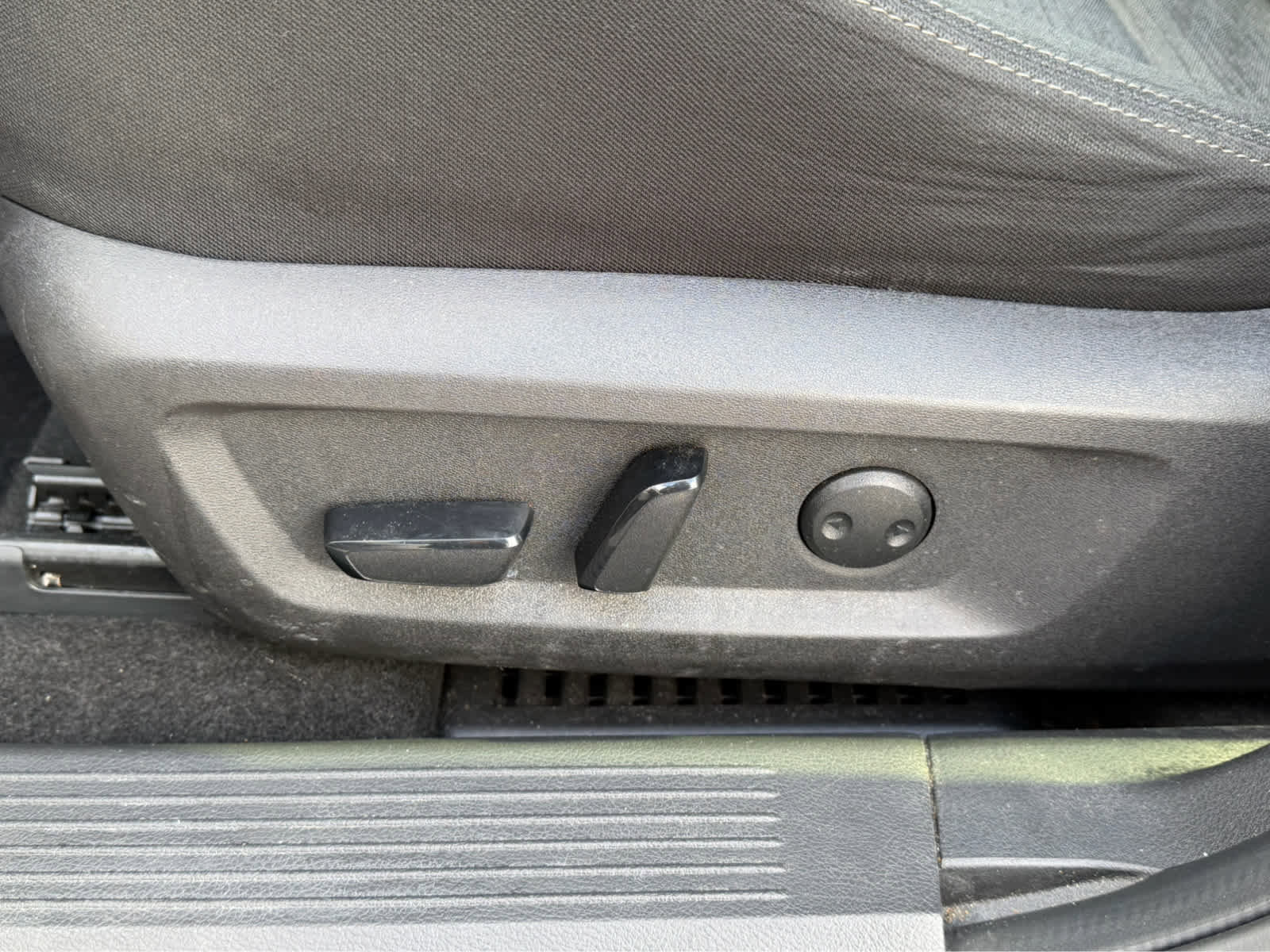 Used 2023 Nissan Rogue SV image 24