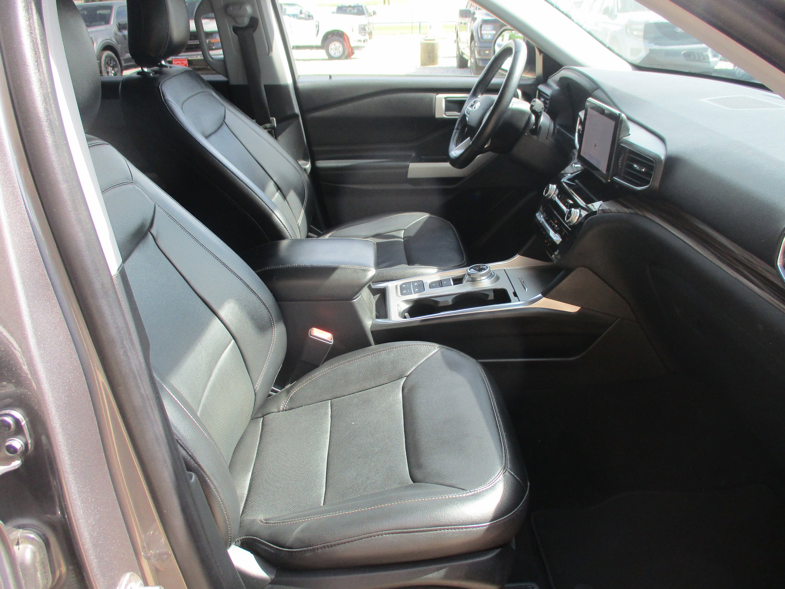 Used 2021 Ford Explorer Limited w/ Equipment Group 301A RWD image 10