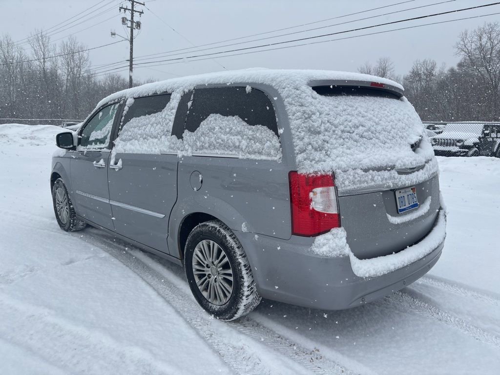 Used 2013 Chrysler Town & Country Touring-L w/ Driver Convenience Group image 3