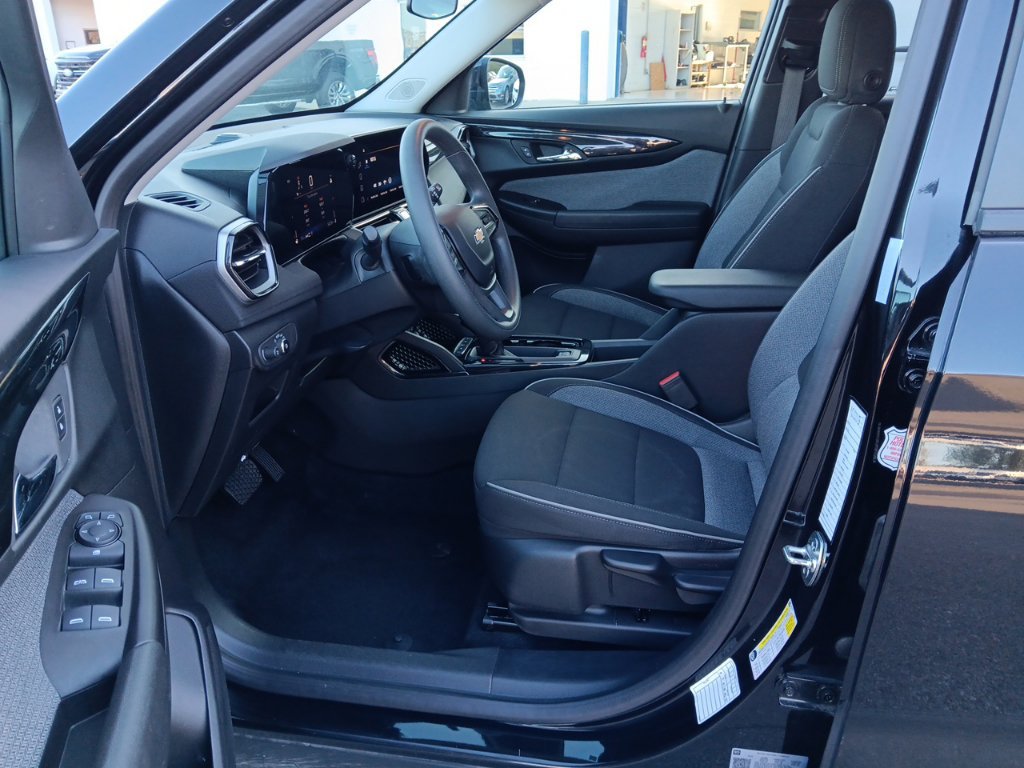 Used 2025 Chevrolet TrailBlazer LT AWD/4WD image 29