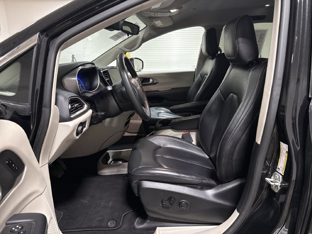Used 2023 Chrysler Pacifica Touring-L FWD image 19
