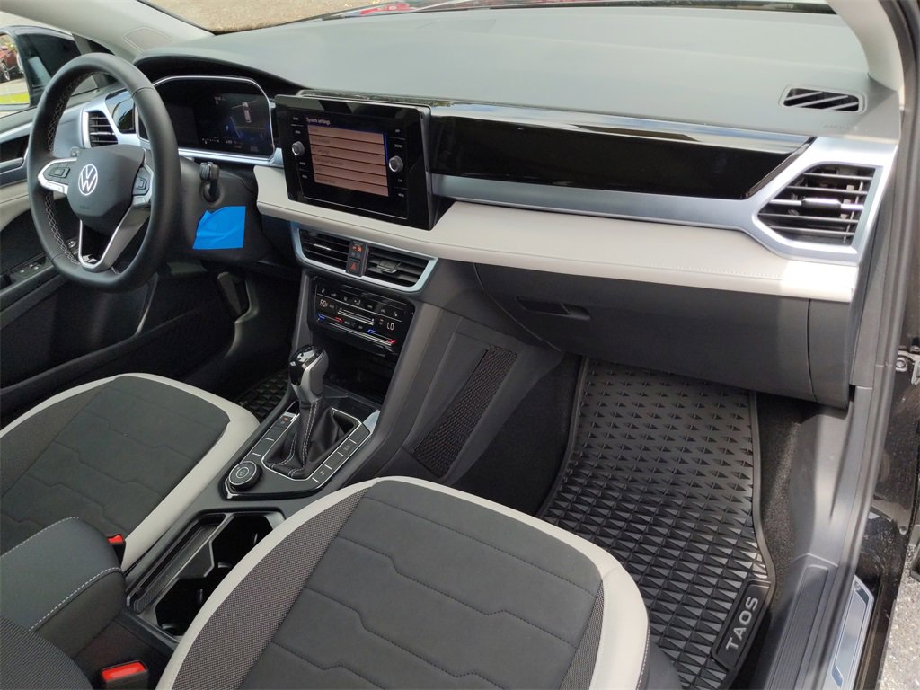 Used 2025 Volkswagen Taos SE image 18