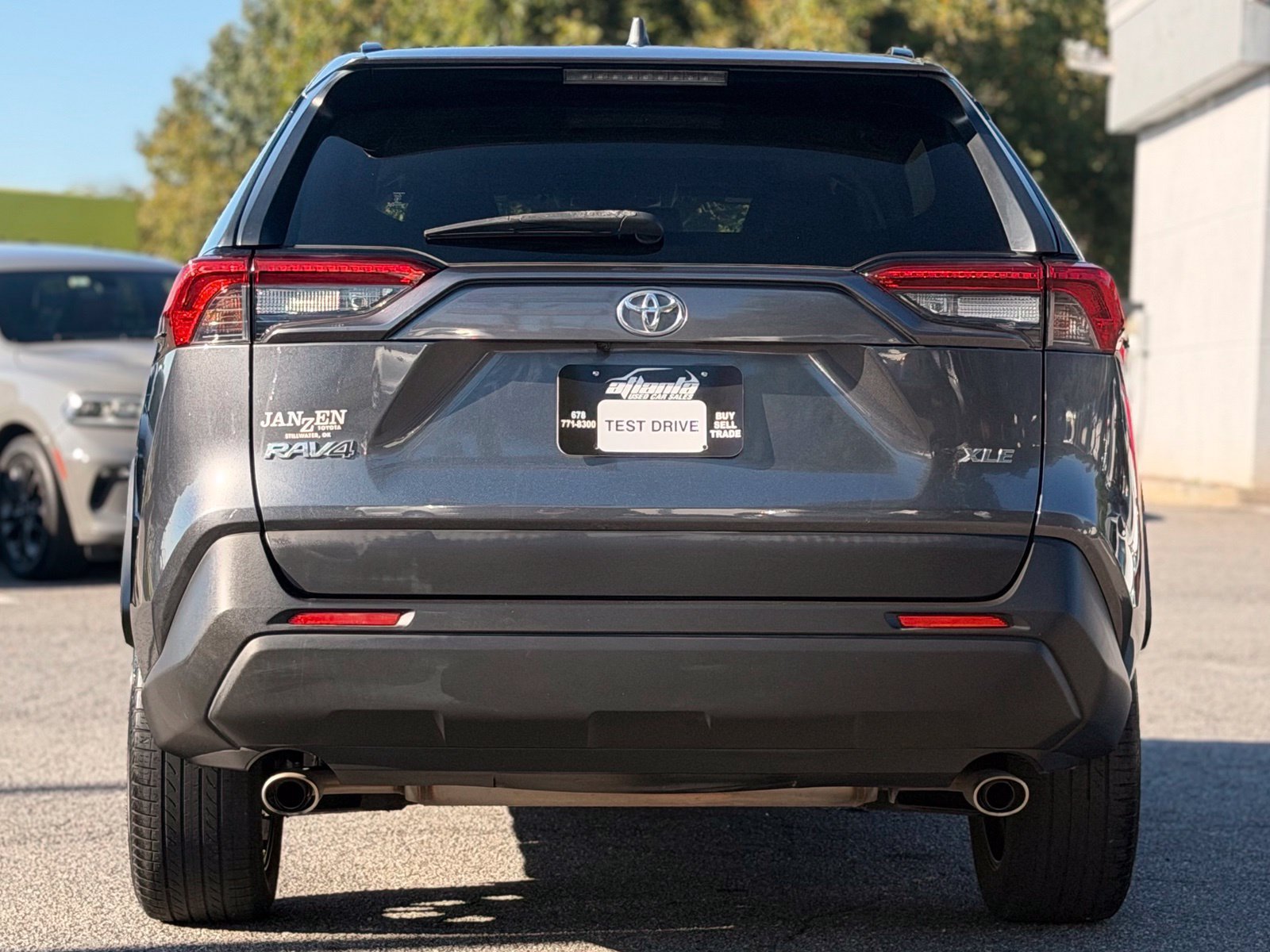 Used 2019 Toyota RAV4 XLE Premium FWD image 4