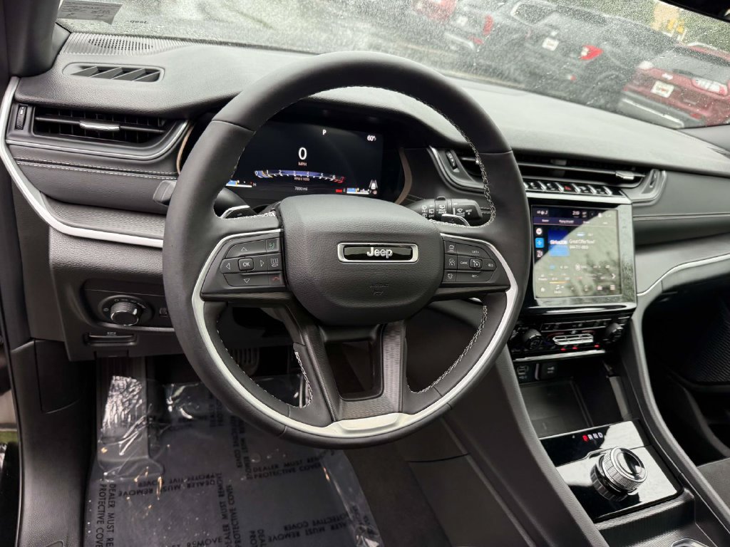 Used 2025 Jeep Grand Cherokee Altitude AWD/4WD image 2