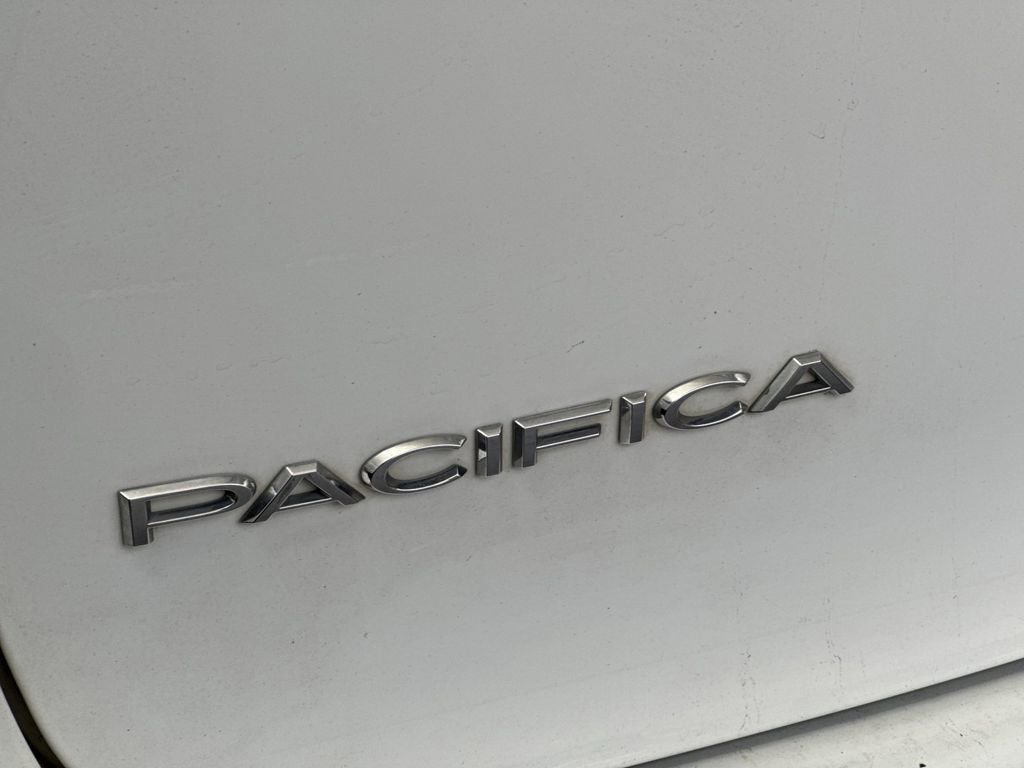 Used 2023 Chrysler Pacifica Touring-L image 27