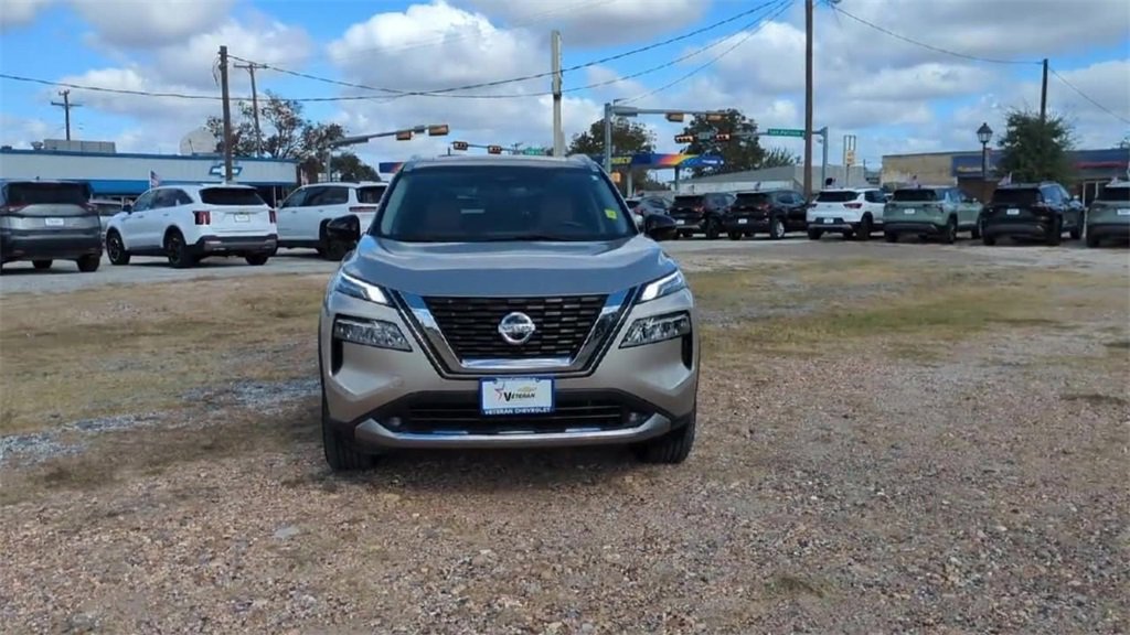 Used 2021 Nissan Rogue Platinum image 3