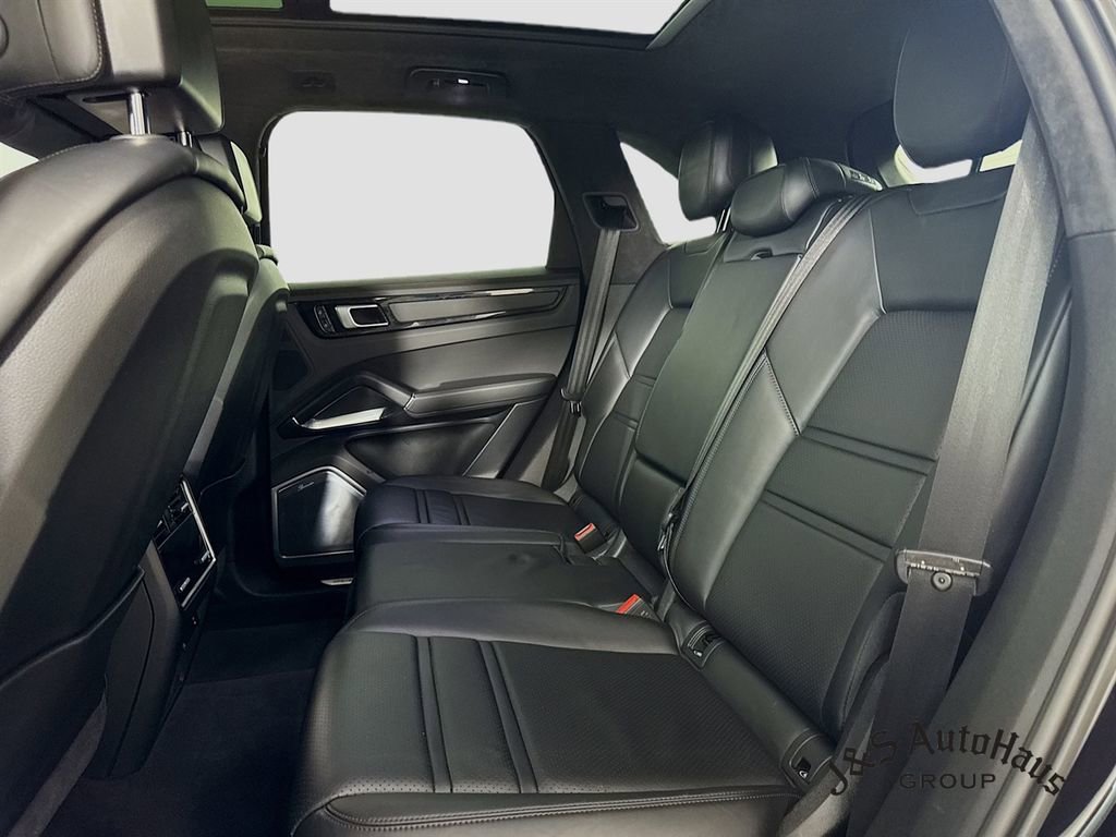 Used 2020 Porsche Cayenne Turbo w/ Assistance Package image 27