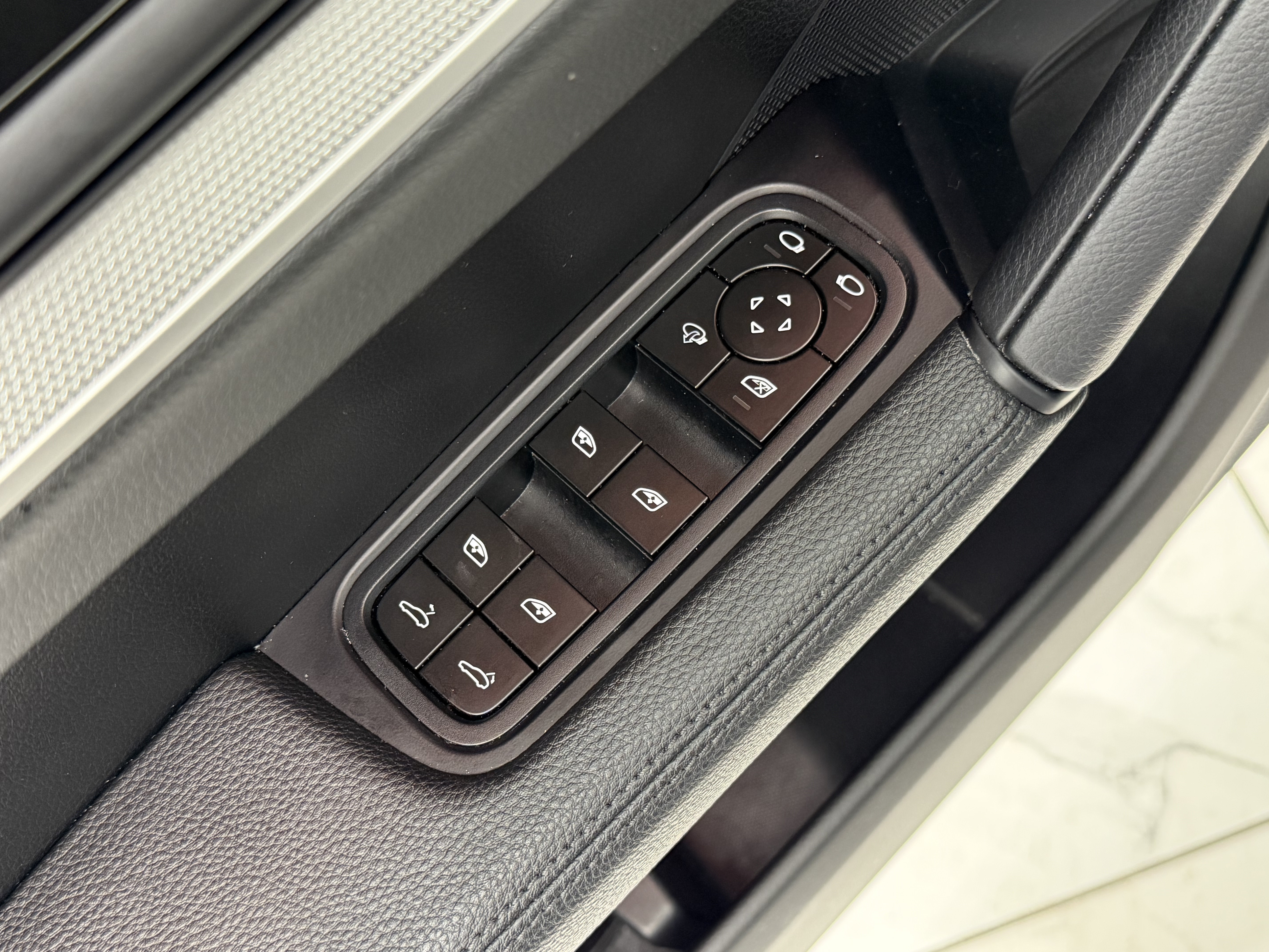 Certified 2025 Porsche Cayenne image 28