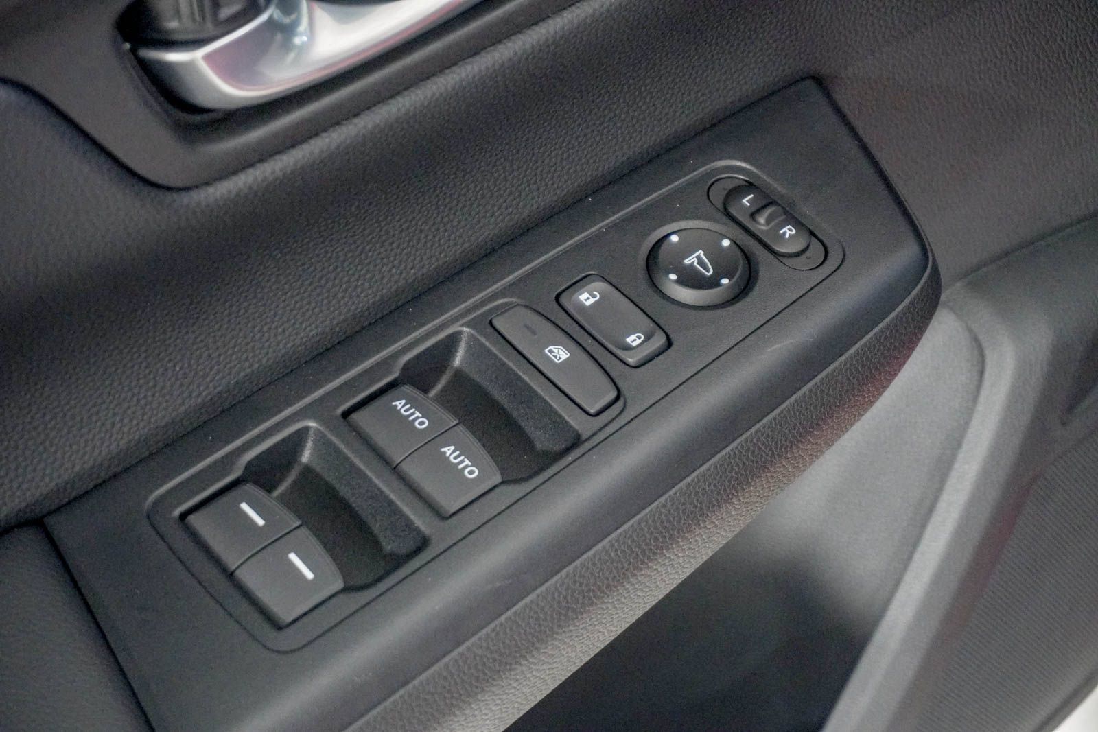 Used 2025 Honda CR-V EX image 17