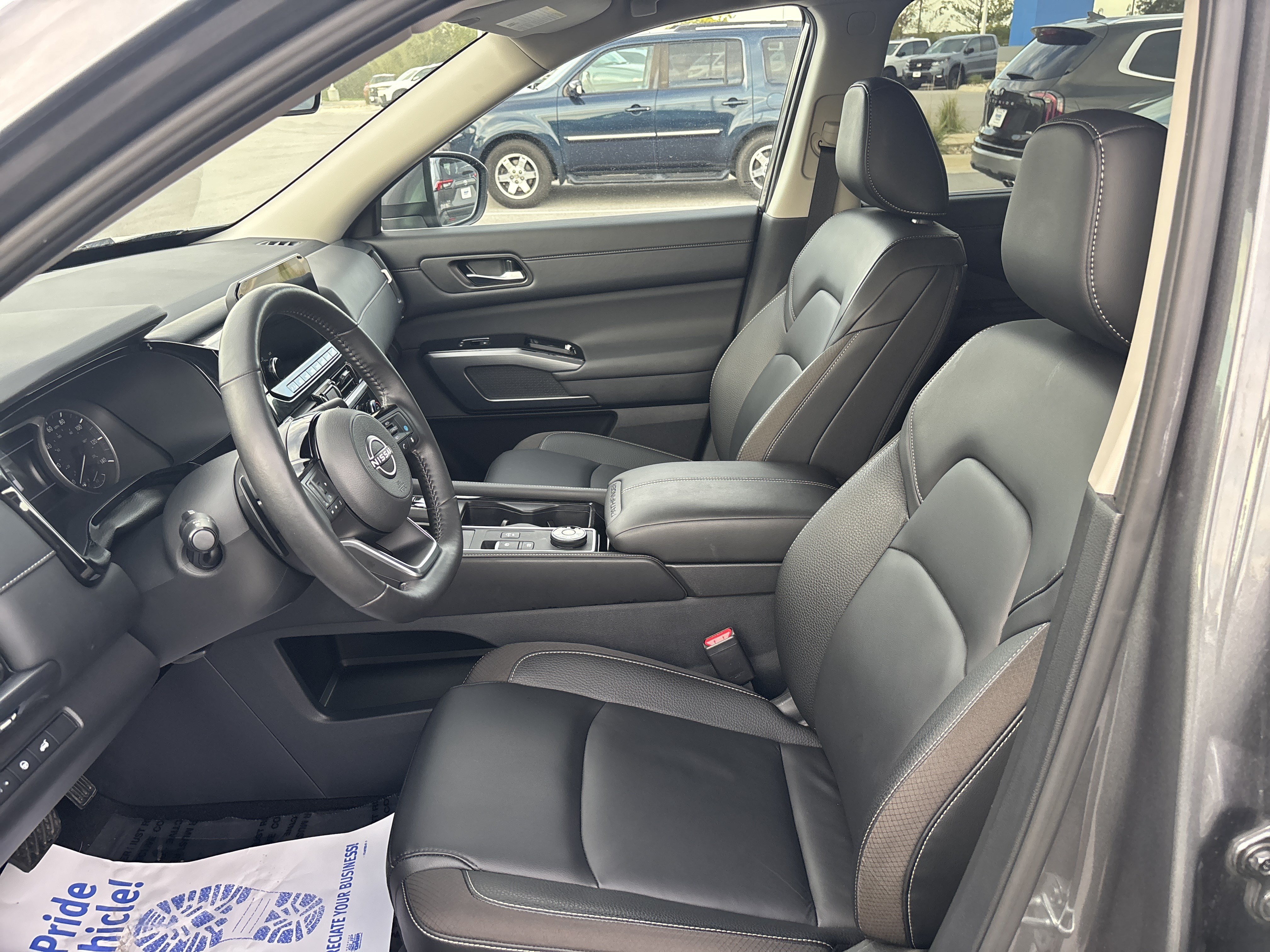 Used 2025 Nissan Pathfinder SL AWD/4WD image 10