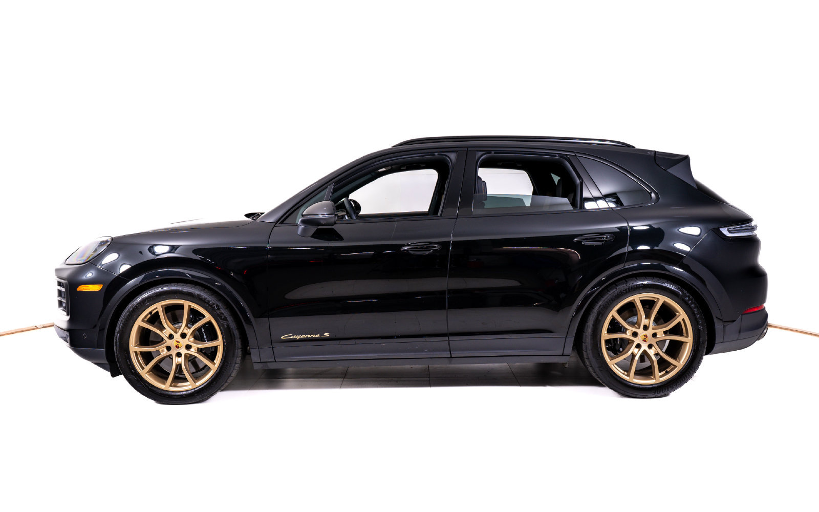 Used 2025 Porsche Cayenne S AWD/4WD image 2