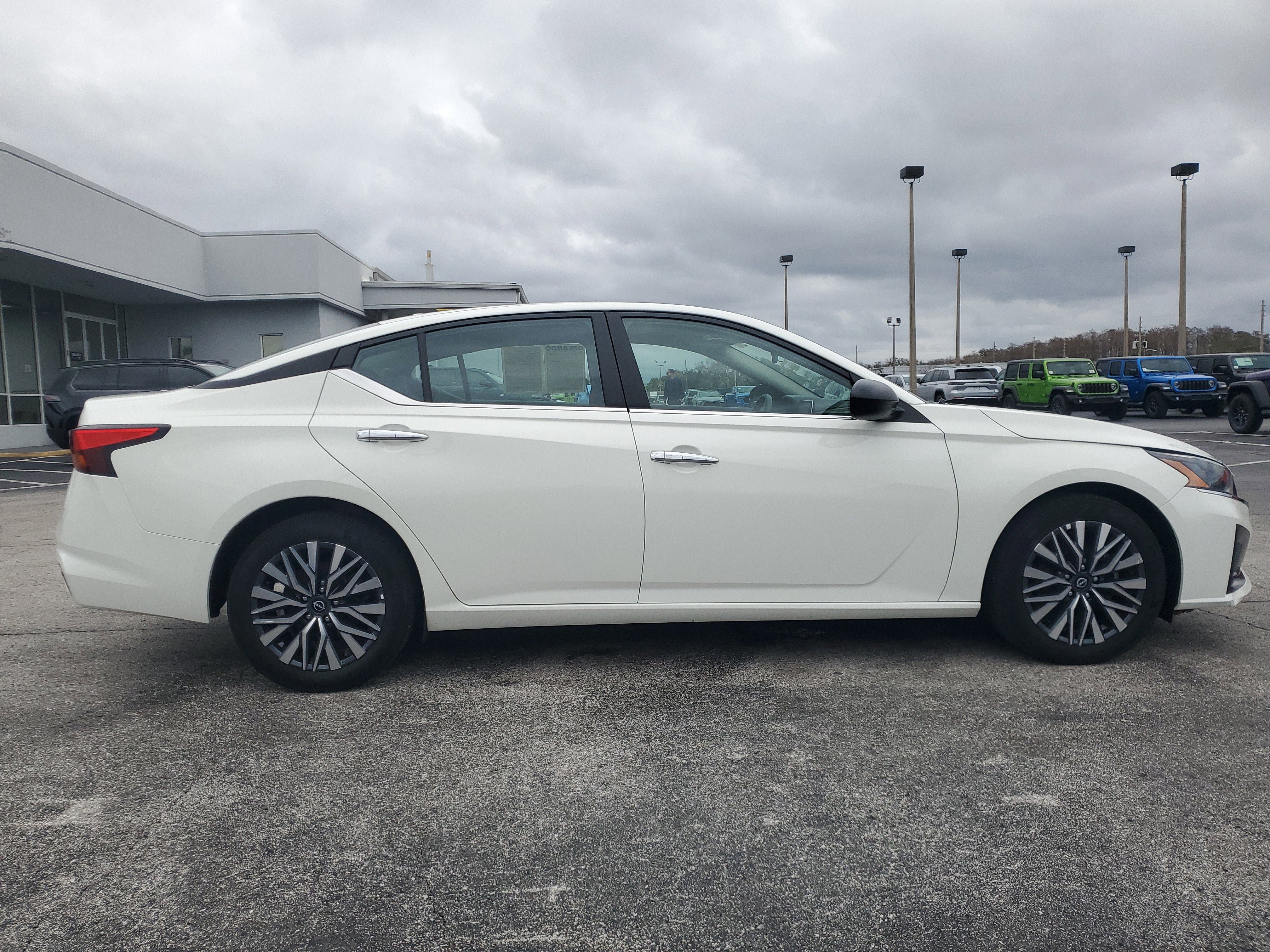 Used 2025 Nissan Altima 2.5 SV image 8