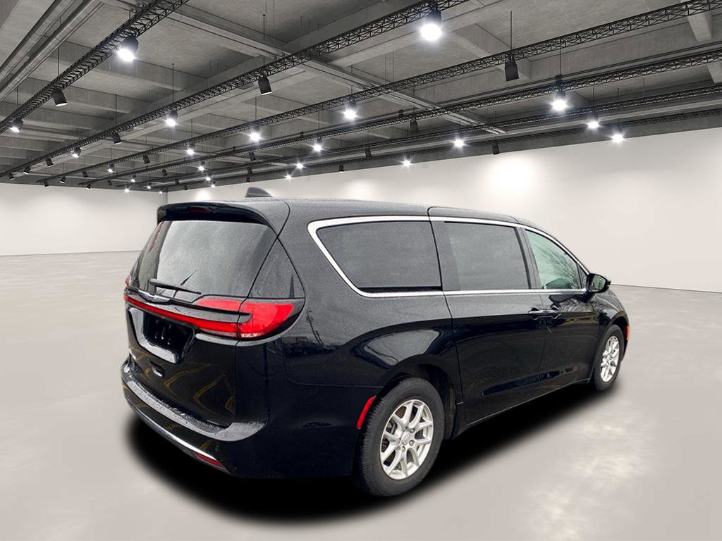Used 2025 Chrysler Pacifica Select FWD image 7