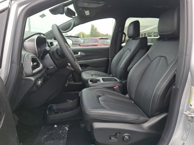 New 2026 Chrysler Pacifica Select image 11