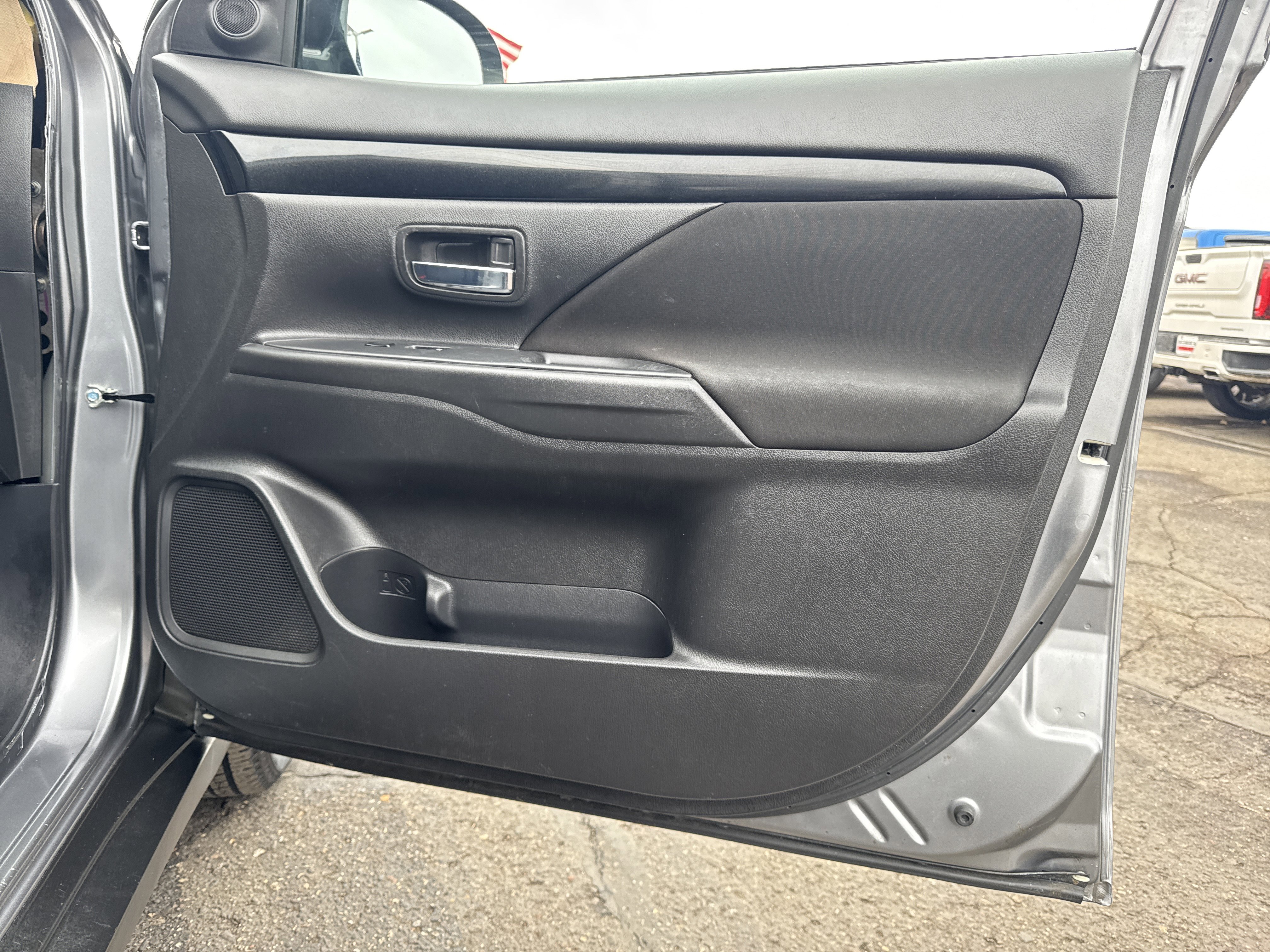 Used 2020 Mitsubishi Outlander SE image 24