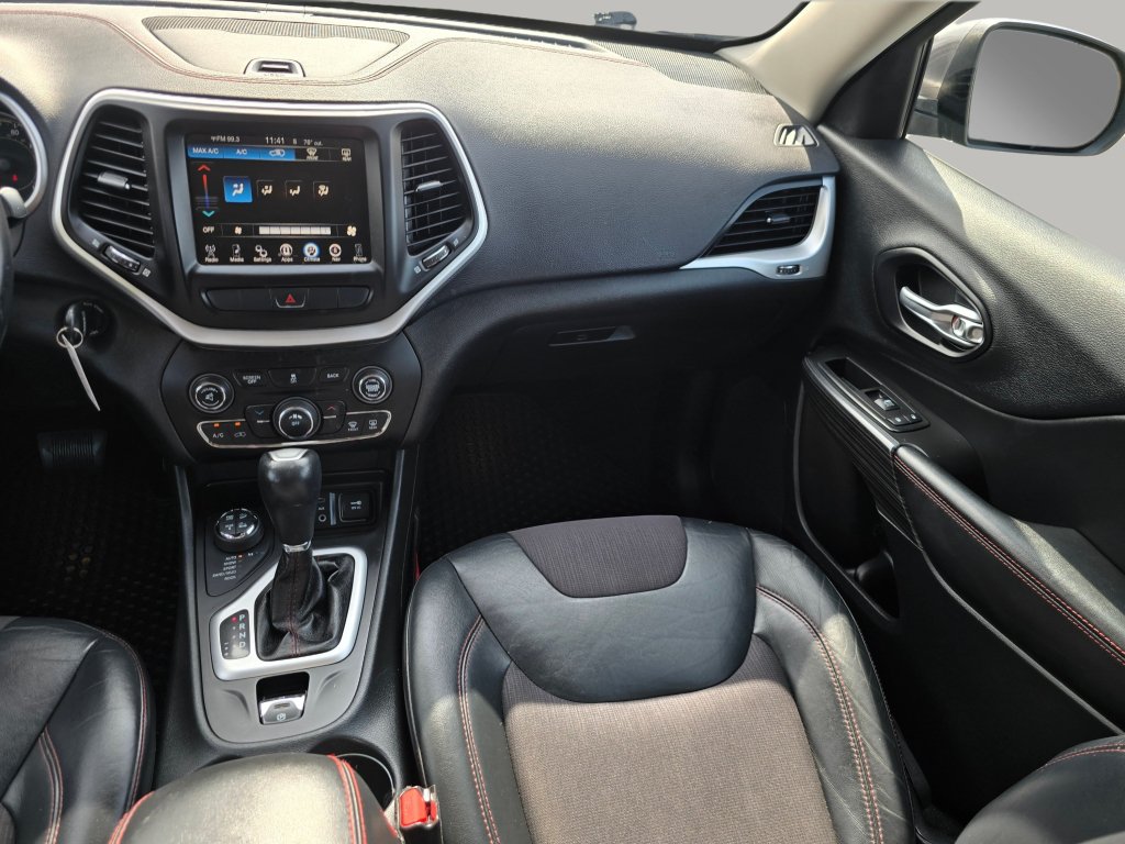 Used 2014 Jeep Cherokee Trailhawk AWD/4WD image 4