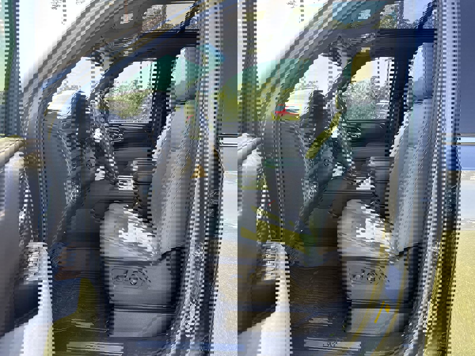 Used 2022 GMC Yukon SLT w/ SLT Premium Package image 16