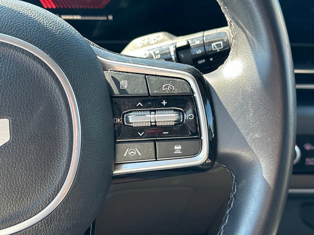 Used 2025 Kia Carnival FWD image 18
