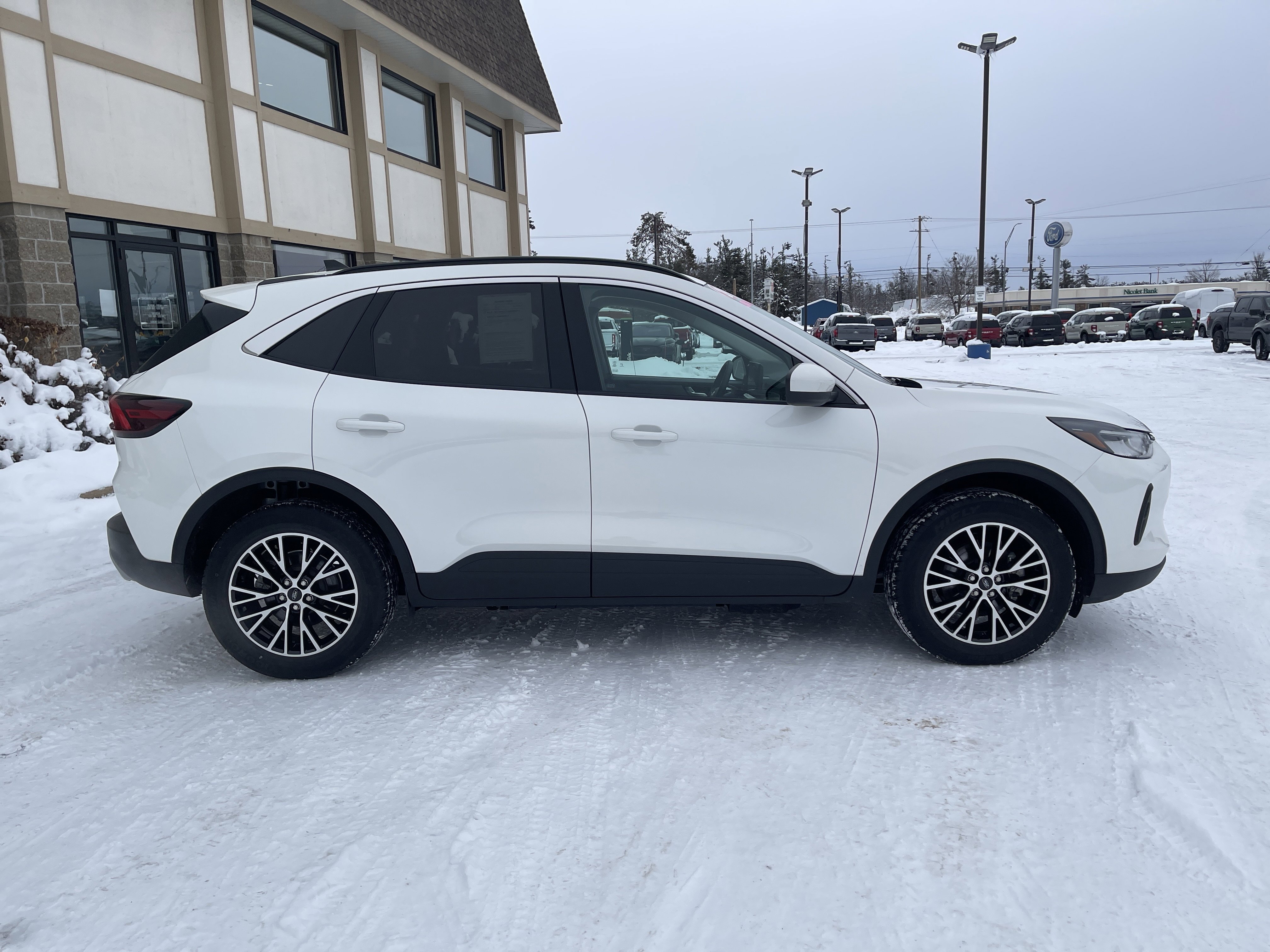 Used 2024 Ford Escape SE image 2