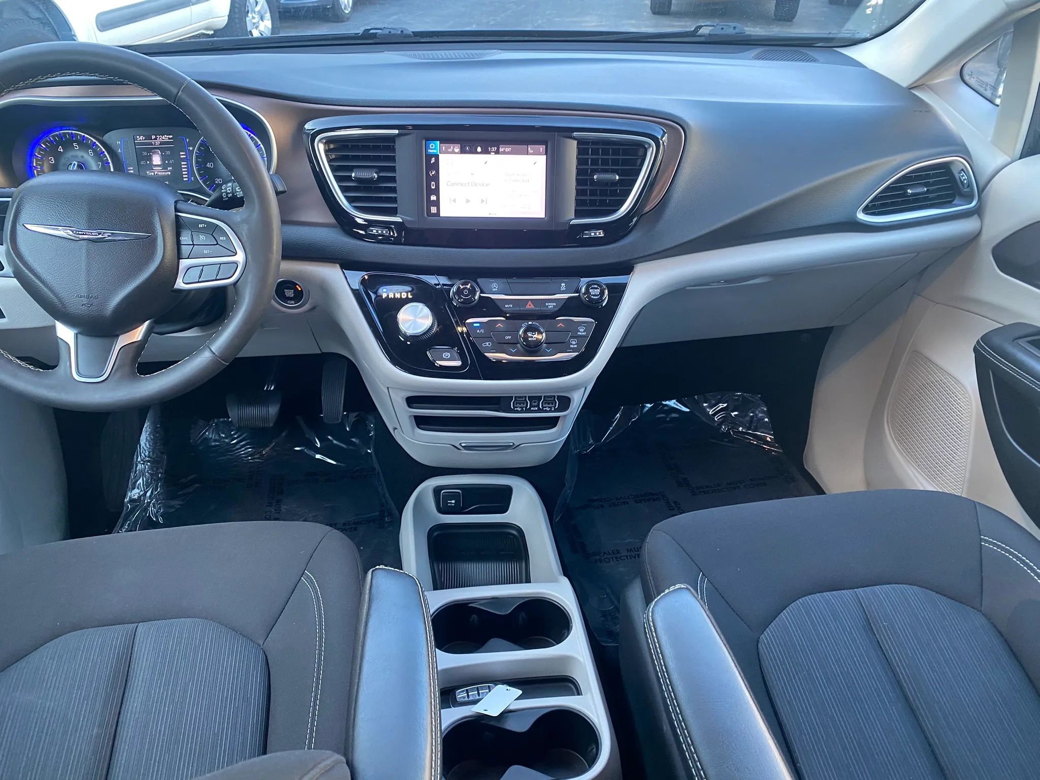 Used 2023 Chrysler Voyager LX image 20
