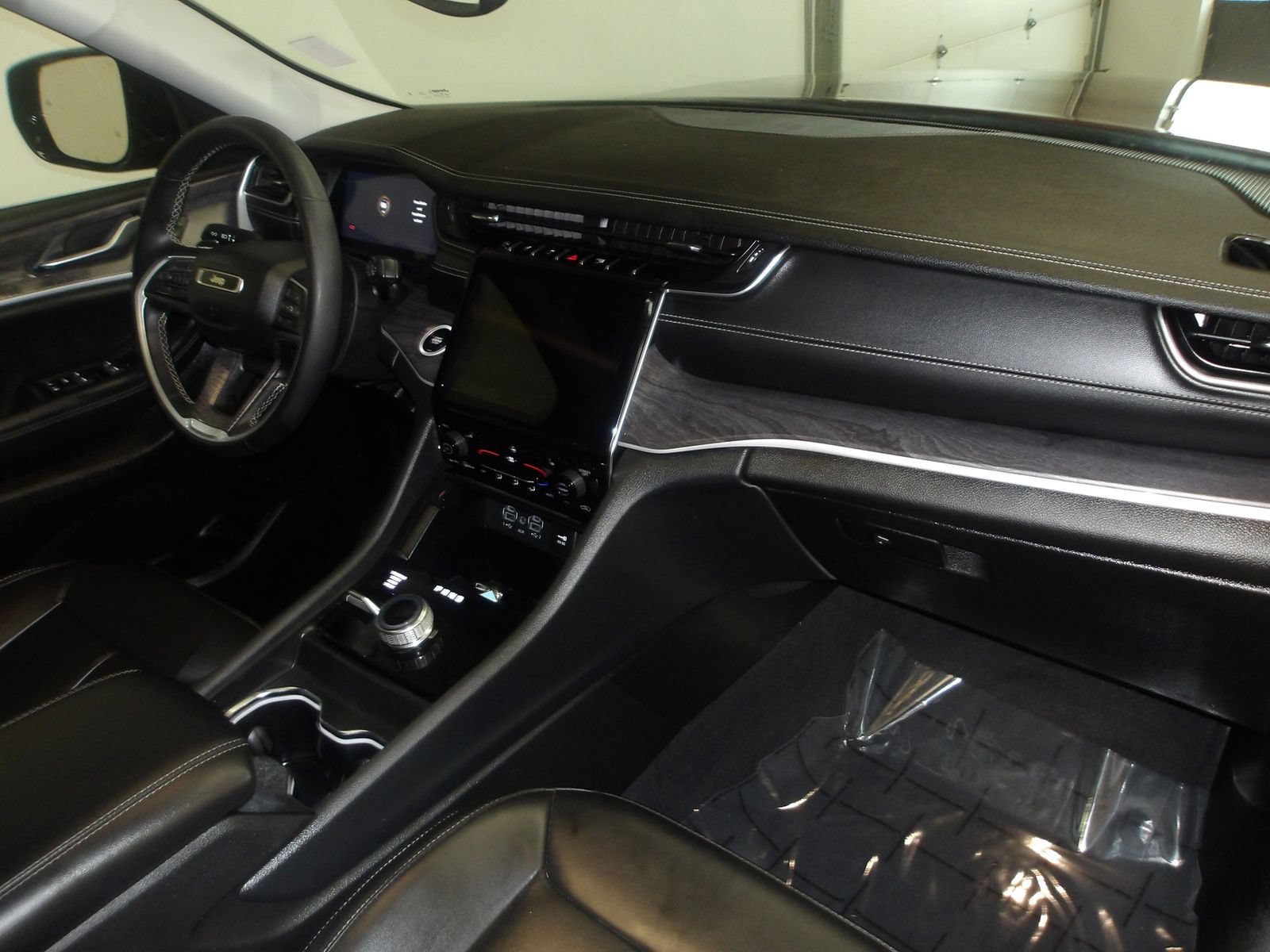 Used 2023 Jeep Grand Cherokee Limited AWD/4WD image 16