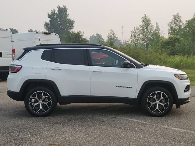 Used 2024 Jeep Compass Limited AWD/4WD image 9