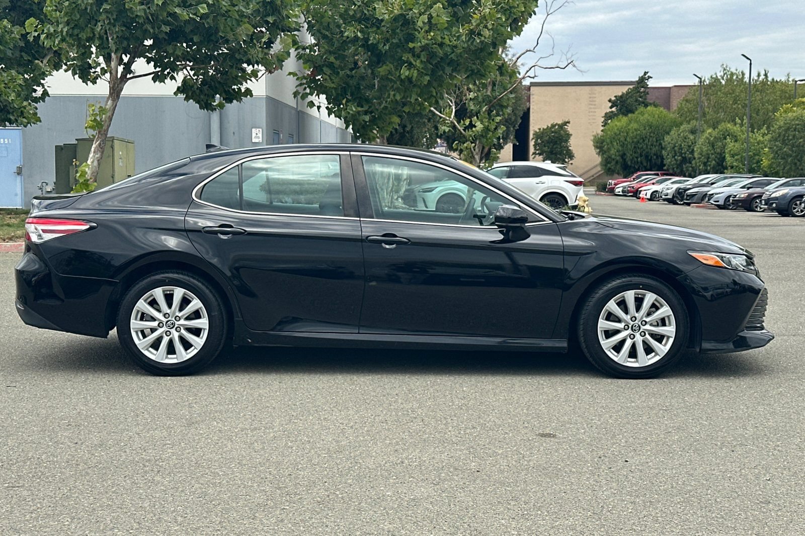 Used 2019 Toyota Camry LE FWD image 3