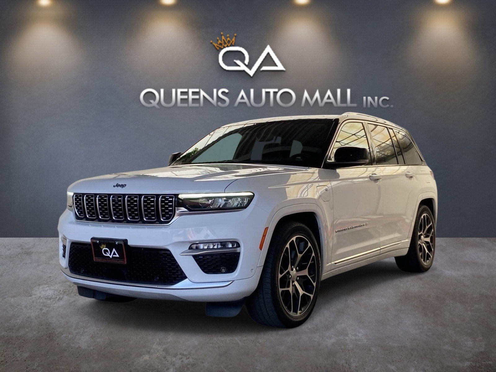 Used 2022 Jeep Grand Cherokee Summit AWD/4WD image 3