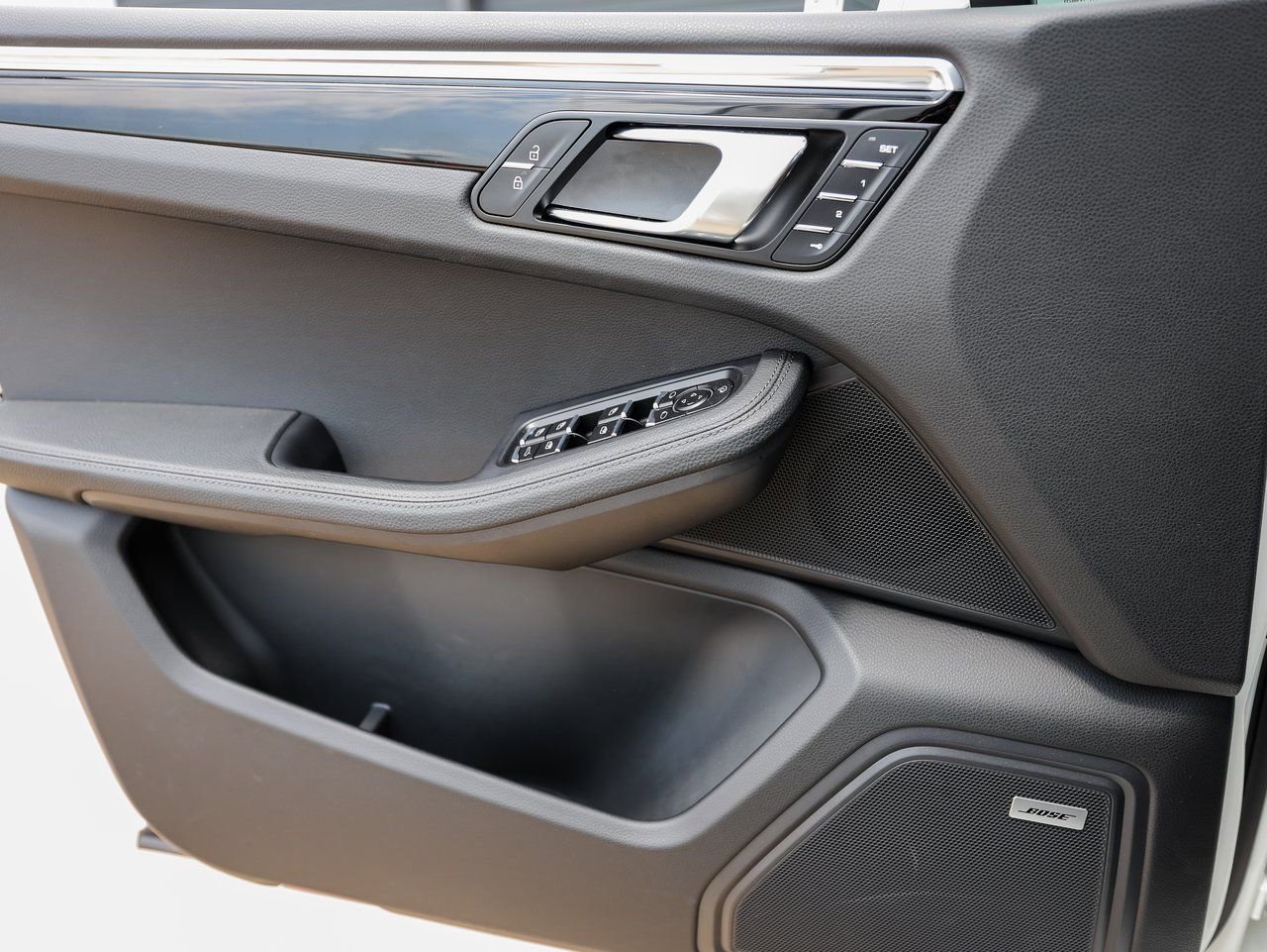 Certified 2025 Porsche Macan AWD/4WD image 23