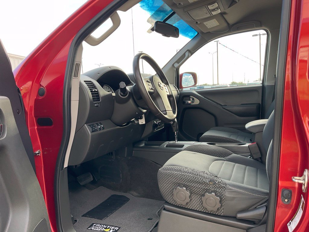 Used 2017 Nissan Frontier PRO-4X AWD/4WD image 2