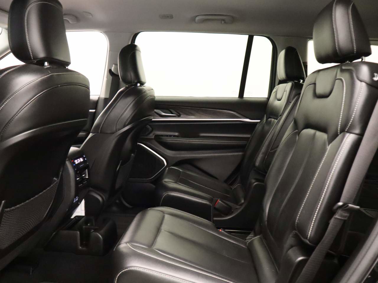 Used 2022 Jeep Grand Cherokee L Limited AWD/4WD image 16
