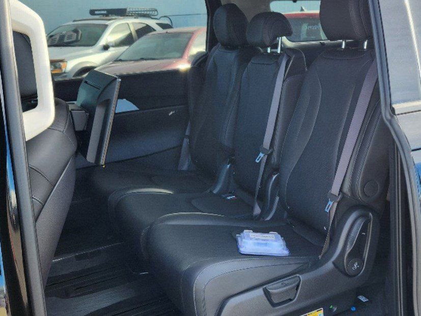 Certified 2025 Kia Carnival SX image 17