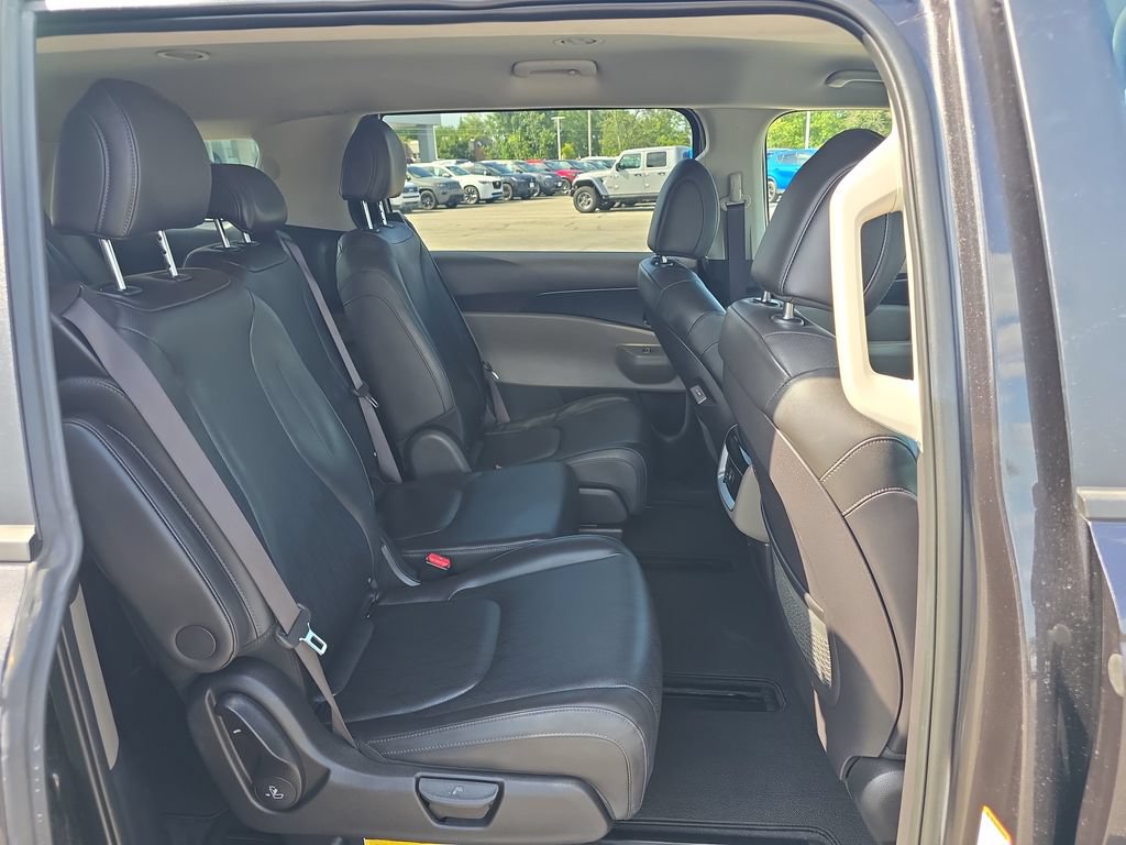 Used 2025 Kia Carnival FWD image 14