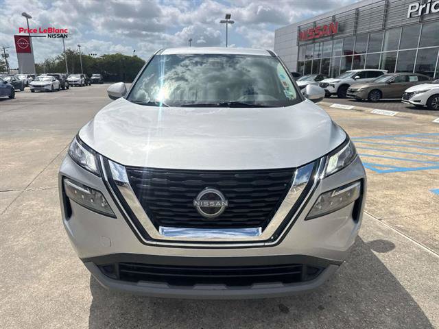 Used 2022 Nissan Rogue SV FWD image 2