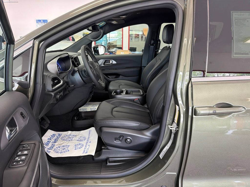 New 2027 Chrysler Pacifica Select FWD image 6