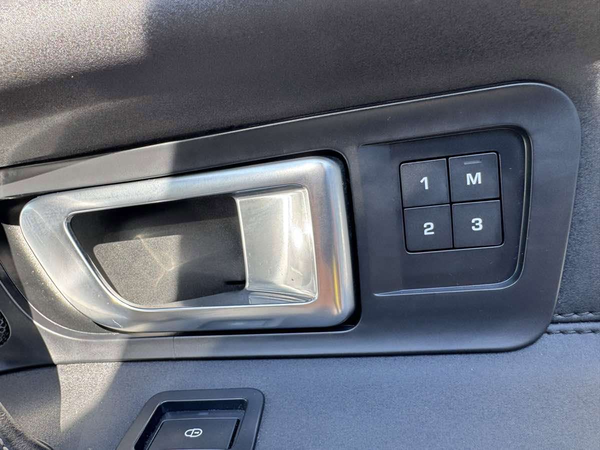 Used 2018 Land Rover Discovery Sport HSE image 35