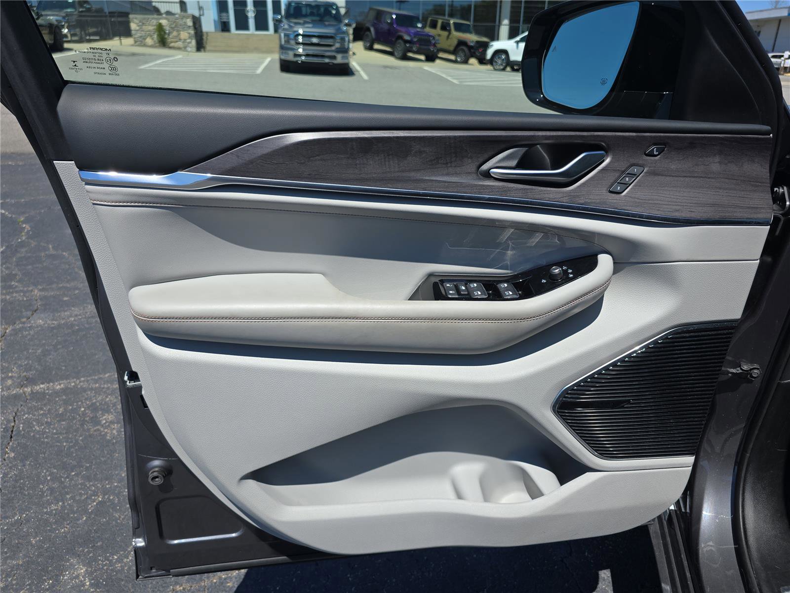 Used 2022 Jeep Grand Cherokee Overland w/ Luxury Tech Group IV image 19