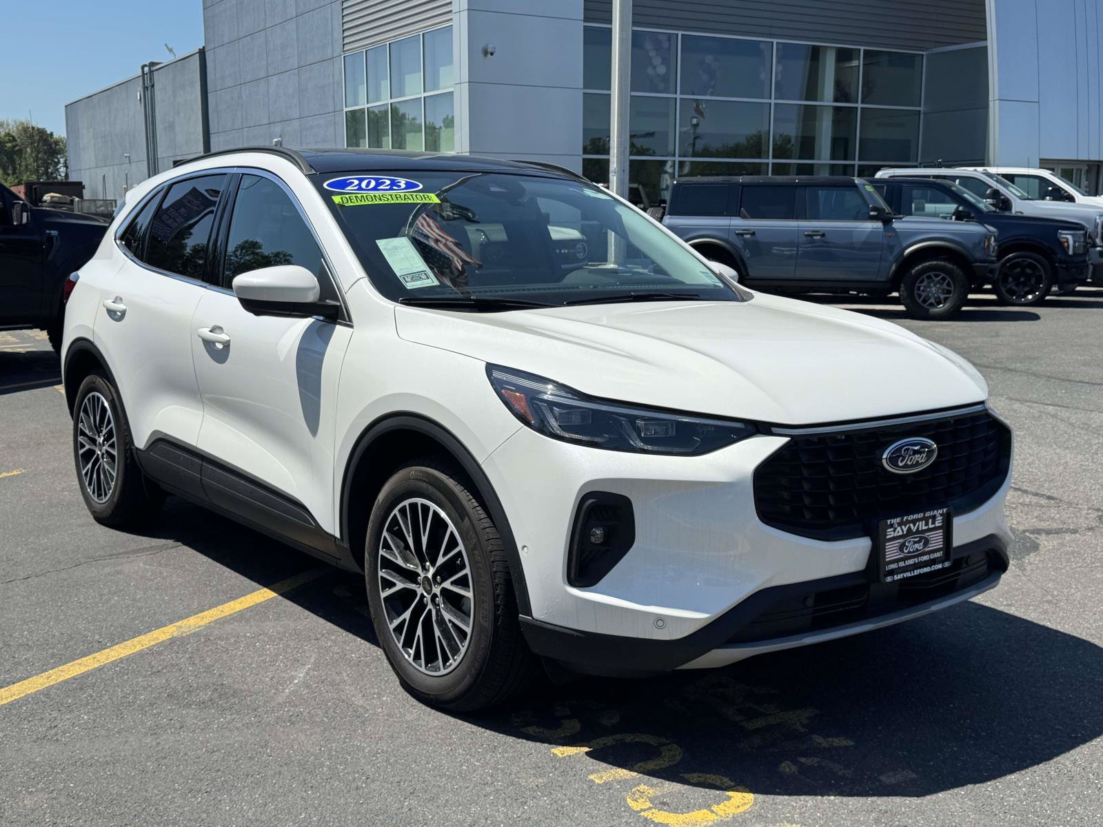 New 2023 Ford Escape SE w/ PHEV Premium Package FWD image 2