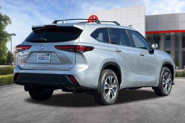 Used 2023 Toyota Highlander XLE AWD/4WD image 4