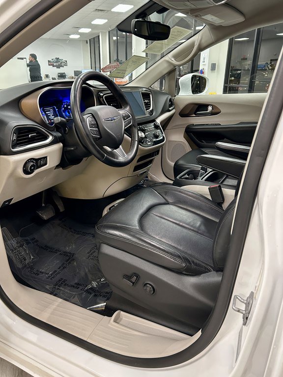 Used 2017 Chrysler Pacifica Touring-L w/ Tire & Wheel Group image 13