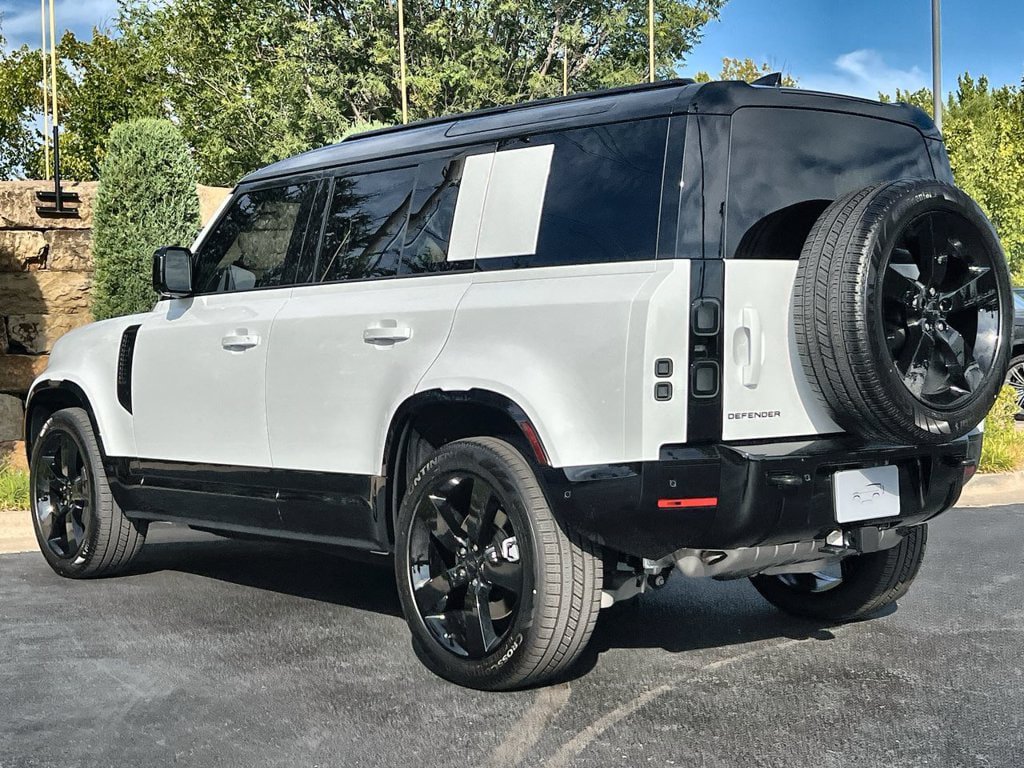 New 2026 Land Rover Defender 110 X-Dynamic SE AWD/4WD image 3
