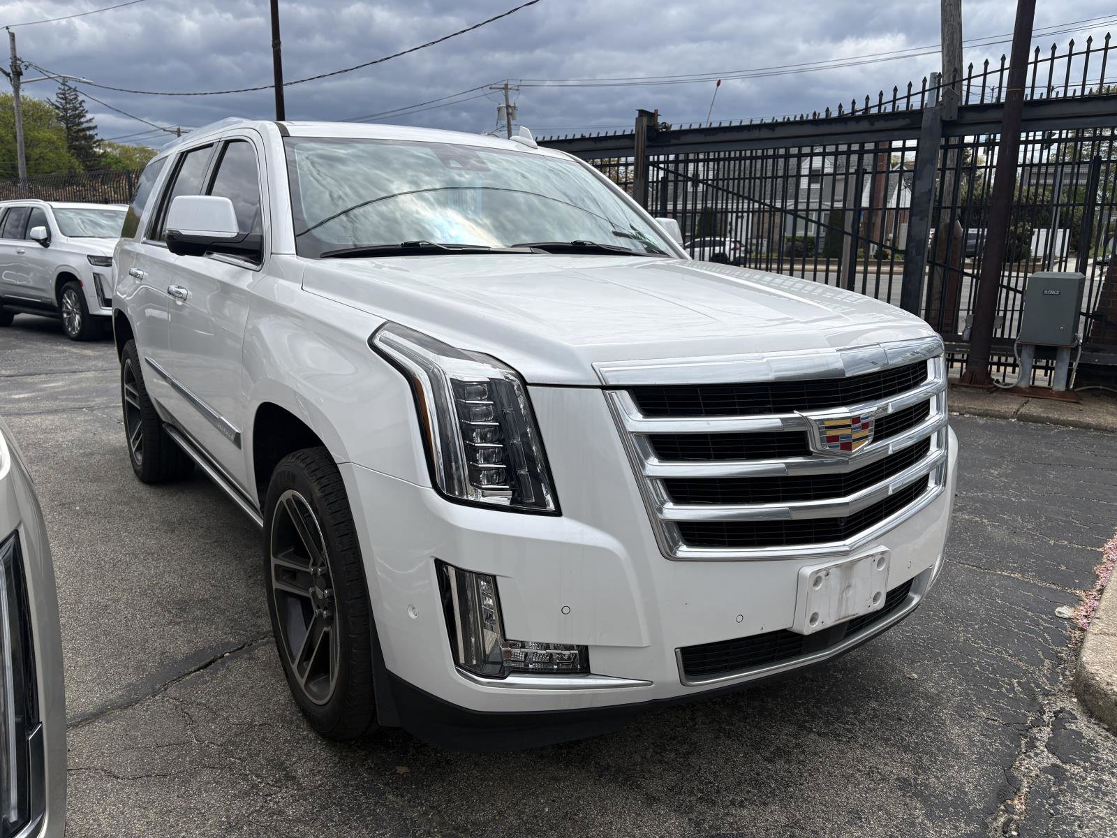 Used 2020 Cadillac Escalade Premium Luxury AWD/4WD image 2