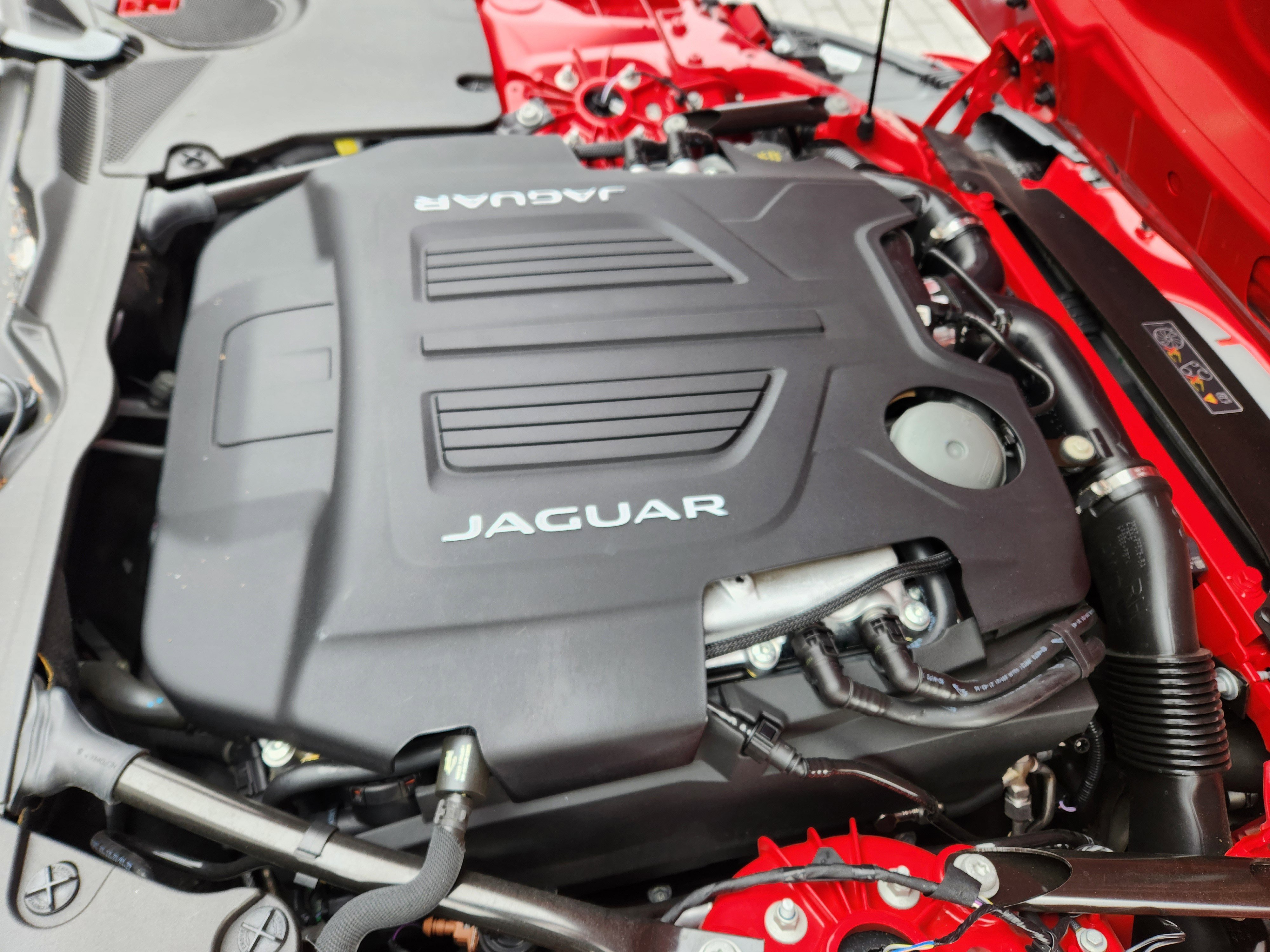 Certified 2022 Jaguar F-TYPE R-Dynamic image 9
