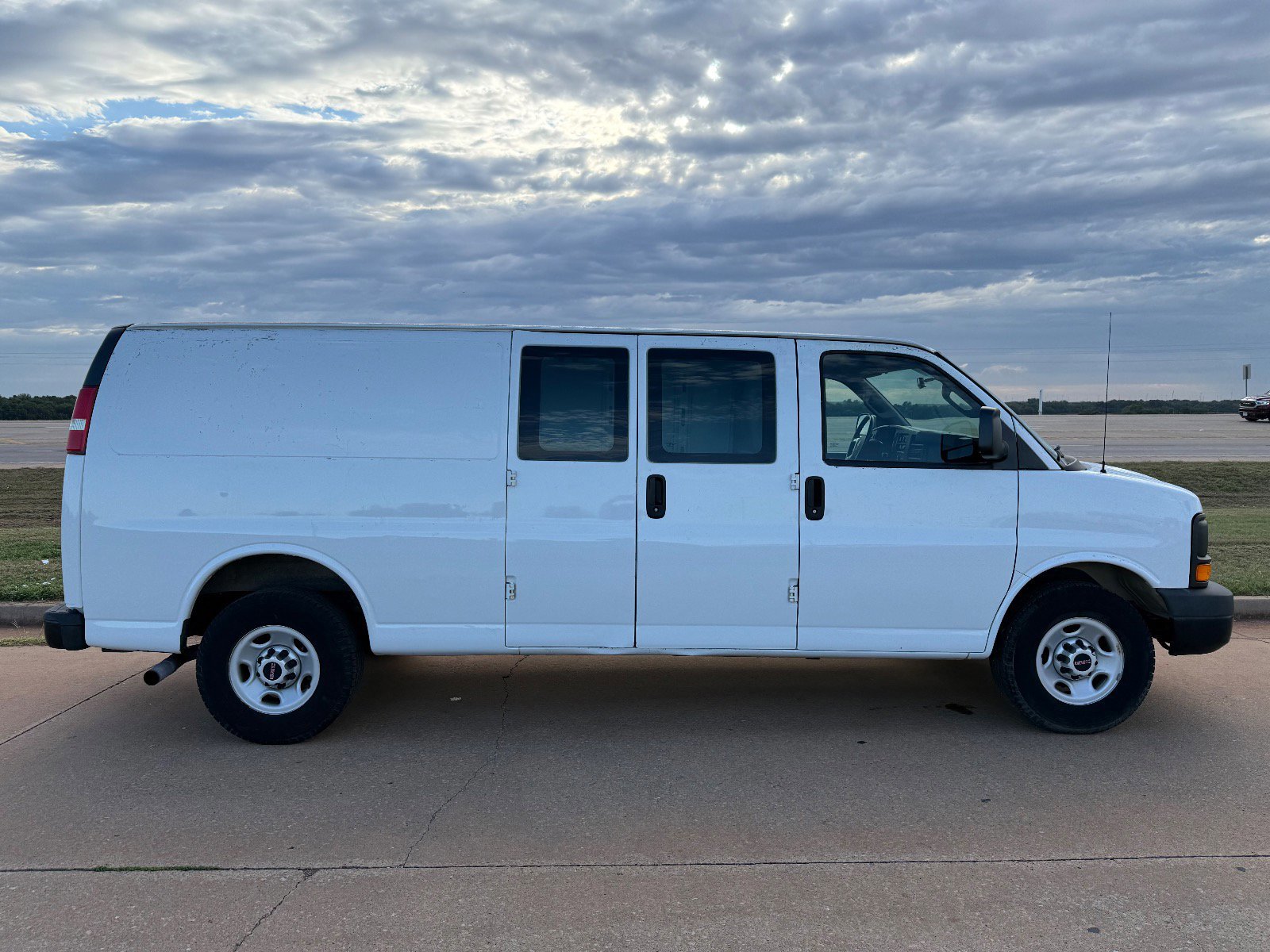 Used 2016 GMC Savana 2500 image 2