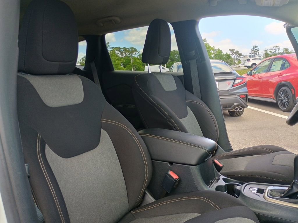 Used 2016 Jeep Cherokee Sport image 23