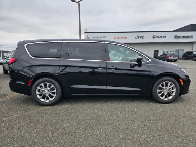 New 2026 Chrysler Pacifica Limited FWD image 2